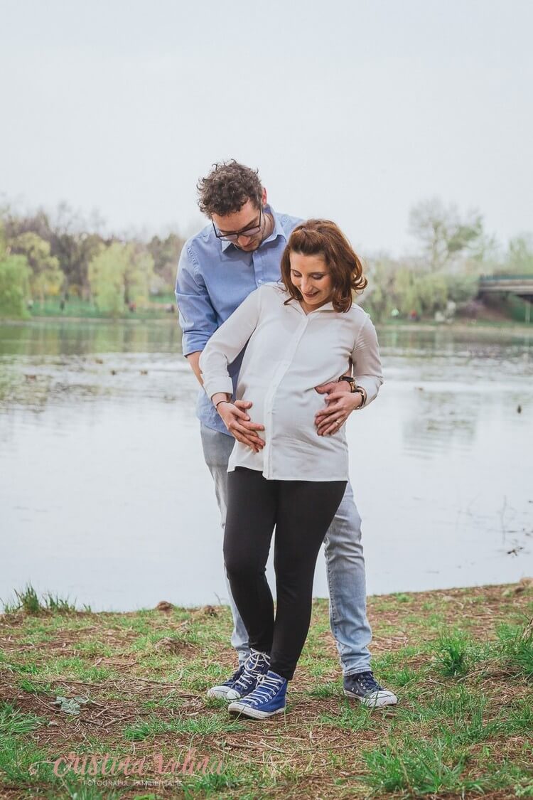 pregnant couple photo