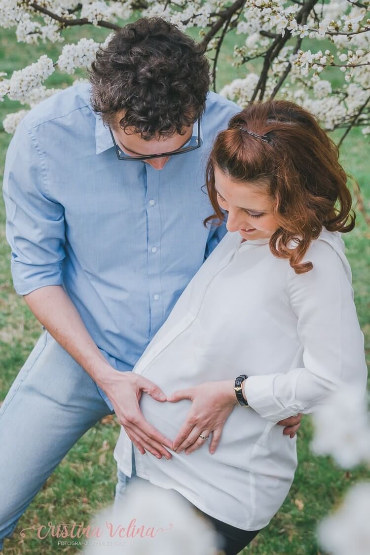 pregnant couple photo