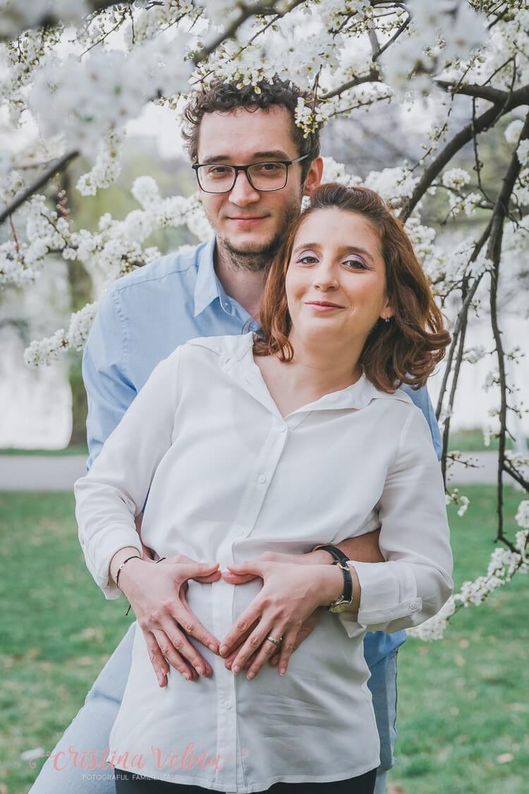 pregnant couple photo