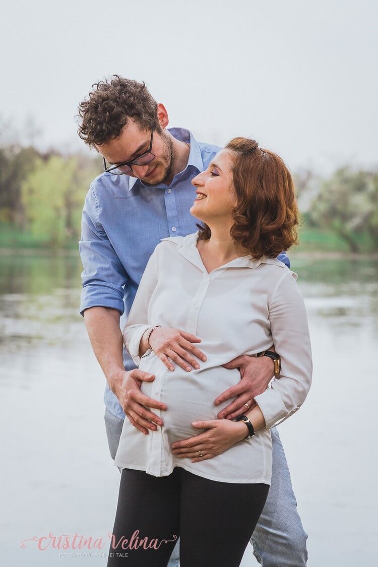 pregnant couple photo