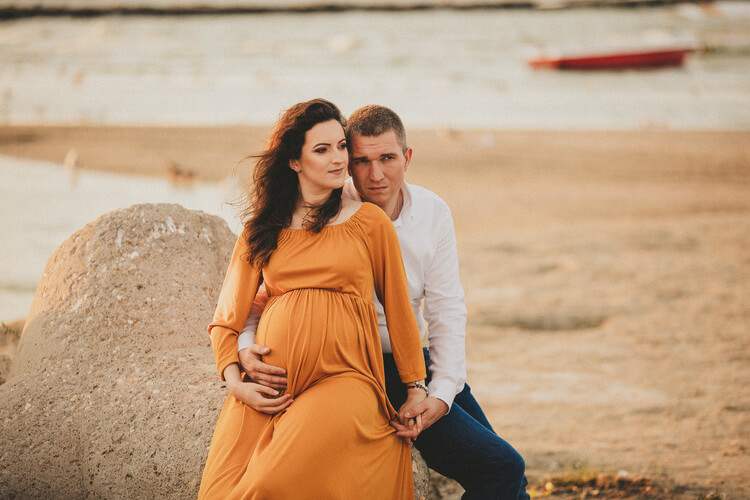 pregnant couple photo